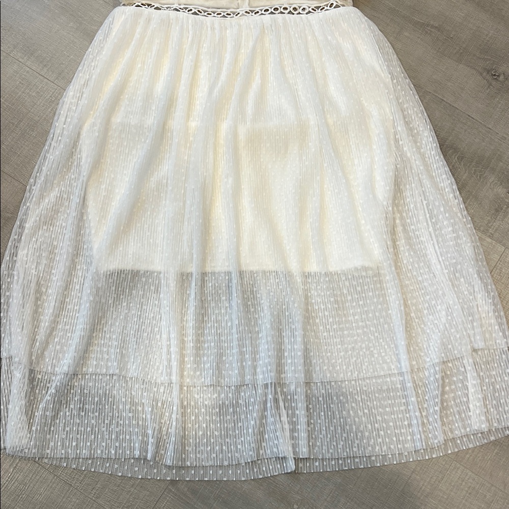 Chic White Midi Dress with Lace Details - Picture 6 of 9
